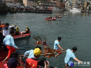 新北神明淨港文化祭19日在野柳保安宮前登場，數千人到場見證年輕力壯信徒扛神轎跳港的特殊宗教儀式 。（圖／記者黃村杉攝）