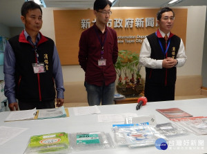 消保官指塑膠書套在長時間反覆觸摸下，恐怕有塑化劑或重金屬溶出而影響生物體生殖機能或引發惡性腫瘤健康疑慮 。（圖／記者黃村杉攝）

