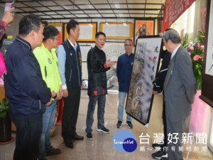 

九位更生人藝術聯展十九日在大甲區公所揭幕，展示數十幅字、畫精華，吸引民眾參觀踴躍。更生人向各界人士介紹努力的繪畫創作要點，讓賓頻頻點頭叫好。（記者陳榮昌攝）

