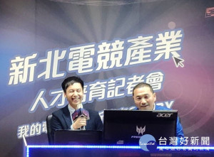 新北市長侯友宜特別化身電競學程班校長，與Garena培訓主播 KH一同播報遊戲賽事，親身體驗電競賽事緊張刺激的氛圍 。（圖／記者黃村杉攝）