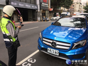交通局提醒2/23日補班日及228連假期間請駕駛人注意停車之路段是否收費 。（圖／交通局提供）