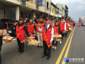 多位議員與吳燕玲處長、許主委等挑桃繞市區踩街。（記者扶小萍攝）