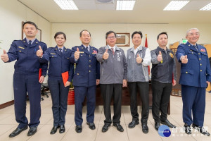 桃園警分局迅速偵破越南移工命案，桃園市長鄭文燦頒發破案獎金表示感謝與肯定。