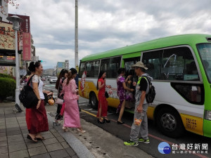 一元復始 大地回春 新住民提燈籠搭公車趣!