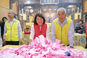 大天宮108年點光明燈摸彩送金鷄 黃市長前往參拜為嘉市添福運