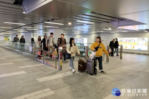 台鐵～機捷之間的「電動步道」啟用，旅客行李不再推、拖、拉。