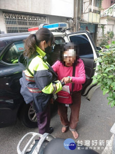 失智老嫗呆坐路旁　警協助護送返家