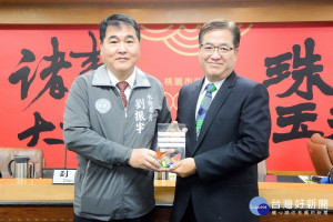 桃園市政府水務局長劉振宇於市政會議中獻獎，由副市長游建華代表接受。