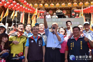 韓國瑜前往林園參拜廣應廟。（圖／記者何沛霖攝）