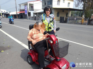 迷途失智婦逆向闖車陣　枋警耐心助返家