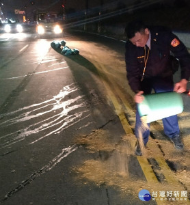 蘆竹區南竹路段大量餿水溢出，沿路潑灑了近百公尺 員警、義交及時處理交通恢復順暢。