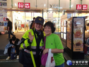 外籍婦賞燈迷途　熱心警助其團圓