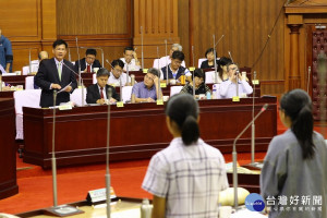 青年議員在會議中質詢前台中市長林佳龍。（市府提供）