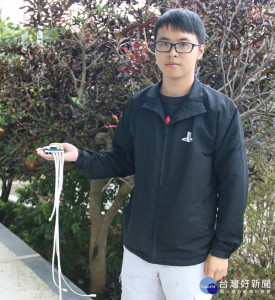弘光科技大學資訊工程系大三學生林俊穎研發出「物聯網技術養殖漁業無線分散溫度監測系統」為養殖戶決了養殖問題上的困難。（記者陳榮昌攝）