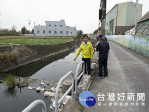 

市議員吳敏濟21日召集環保局稽查大隊及水利局，會勘后里大排疑因工廠偷排污染物及污水，造成流域上魚群暴斃，惡臭不堪，要求裝設監視器，汛期前完成清淤，以保障灌溉安全和環境品質。（記者陳榮昌攝）