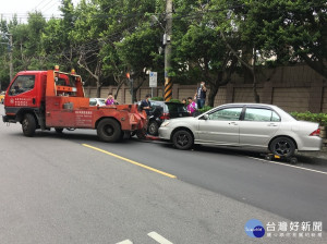 管理員開單收費時系統即自動比對揪出註銷或異常車牌車輛，並通報相關單位前往執法取締拖吊 。（圖／交通局提供）