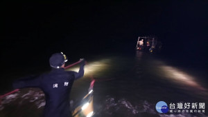 枋山楓港溪出海口竹筏失去動力　消防人員協助救援