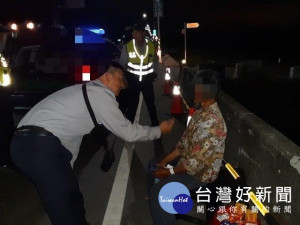 老婦遊燈會搭錯車　貼心警察護送返家