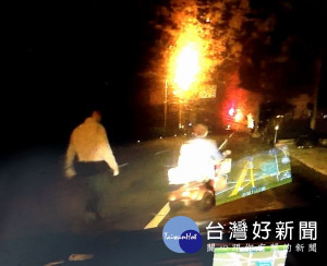 老翁騎著電動輔助車誤上台61線西濱快速道路，過往車輛速度極快險象環生，員警在車陣中將老翁引導至平面道路，並護送安全返家。（記者陳昭宗拍攝）
