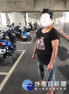 男子涉嫌竊取停放於高鐵站附近之機車置物箱財物，員警獲報立即趕赴查處，在他身上起出得手的硬幣，全案依竊盜罪嫌移送偵辦。（記者陳昭宗拍攝）