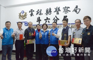 縣長張麗善等人前往斗六分局頒發破案獎金，肯定警方迅速破案的優異表現，並重申對暴力犯罪「零容忍」之態度。（記者陳昭宗拍攝）