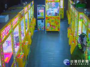 嫌犯到娃娃機行竊。林重鎣攝