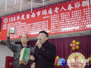 蔴鑽農坊許益堂(右)提供「108年度獨居老人春節聯歡會」430份禮盒贈品。