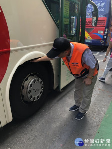 大客車司機檢查胎紋以保行車安全。（圖／記者何沛霖攝）