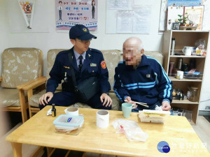 八旬老翁捷運站迷途　捷警貼心送暖助返家