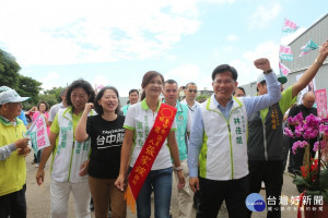 林佳龍競選期間為子弟兵輔選。（台中市民進黨部提供）