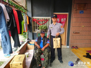三地門警所長暖送物資　關懷中風山警