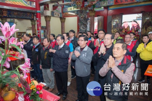 市長和與會來賓共同參香祭天
