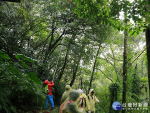 觀光旅遊局、環保局與平溪區公所及平溪鄉魅力商圈協會2/24日於天燈節落幕後展開「平溪健行淨山趣」活動 。（圖／觀光旅遊局提供）