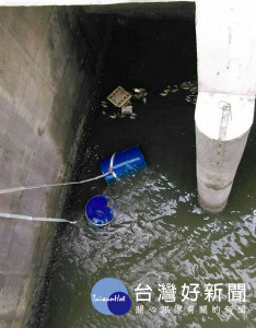 下崙大排合流處遭人利用夜間偷偷棄置廢棄物，警方調閱監視器稽查搜證，並請環保局認定其行為違反廢棄物清理法，將犯嫌函送地檢署偵辦。（記者陳昭宗拍攝）