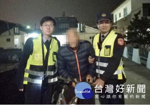 住在安養院領有重度身心障礙證明的老翁，因思念親人自行外出，卻迷途在水林鄉附近，警方獲報透過多方查詢，順利協助老翁安全返家。（記者陳昭宗拍攝）