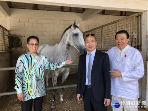 韓國瑜到馬來西亞拜訪雪蘭莪賽馬公會及所屬馬場。（圖／高雄市政府提供）