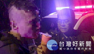 男子酒後駕車卻因不勝酒力，整輛汽車停於路中央睡著，巧遇警方巡查酒測值超標還起出毒品，依法送辦。（記者陳昭宗拍攝）