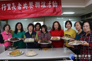 中和區德行里長陳靜宜已連續8年辦理愛心義賣活動，尤其韭菜盒、水餃、蔥油餅等山東手作料理開賣就秒殺，年年募款上萬元，幫助里內弱勢及獨居老人 。（圖／記者黃村杉攝）