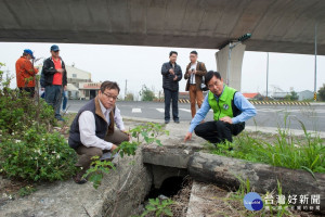 
西濱大安段排水系統設計不當，二十年來南安路口附近遇雨則淹，造成民宅土角厝倒塌，市議員吳敏濟27日辦一場會勘，官員允諾找出肇禍癥結點，徹底解決水患問題。（記者陳榮昌攝）