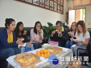 
大甲高中5位外籍交換學生首度在扶輪社友們的陪同，體驗台灣過年歡樂氣氛，27日高興返校，交談中有感的表示，台灣的過年真精彩又溫馨多元，迎神賽會熱鬧，尤其人情味最濃厚。（記者陳榮昌攝）