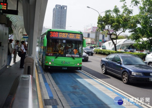 持愛金卡搭乘中市公車3月1日起享10公里免費。（官達里攝）