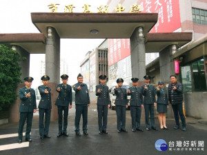 桃園育達高中邀請就讀軍校的校友回娘家，辦理軍校招募活動，與師長敘舊相見歡。