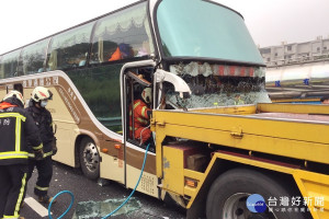 一輛載有大陸參訪團的遊覽車，在國道中山高楊梅南下路段撞上前方拖吊車