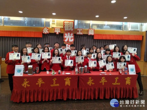 永平工商觀光科以高達九成的通過率，共28位學生考取證照。