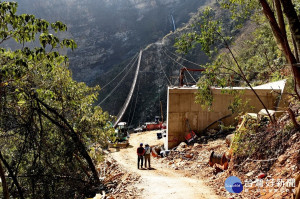 雙龍景觀吊橋山谷兩端正進行橋墩基礎工程。