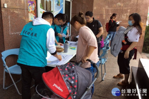 桃園中路二號社會住宅」申請者眾多，龜山區住宅發展處民眾排隊申請情形。