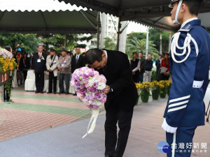 新北市長侯友宜28日出席於三重228和平紀念公園紀念儀式，除逐一向受難者及家屬握手致意，並與全體貴賓默哀1分鐘後向228事件亡者英靈紀念碑獻花。（圖／民政局提供）