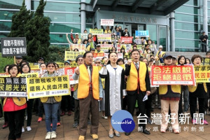 「超徵還民」公投案遭駁回，稅改聯盟憤怒失望吶喊上訴到底，領銜人吳景欽副教授由律師代為發表聲明一定上訴到底，力爭公民應有權利。（圖／記者黃村杉攝）