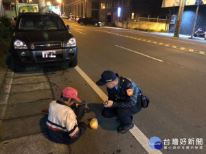 老翁寒夜路倒蹲坐路旁，員警細心照料協助返家