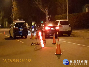 太平警方深夜全面路檢。林重鎣攝